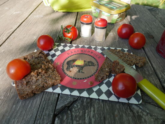 ...erstmal ein paar leckere Tomatenbrote bevor es weitergehen kann, durch den Tann nach Kratzeburg.