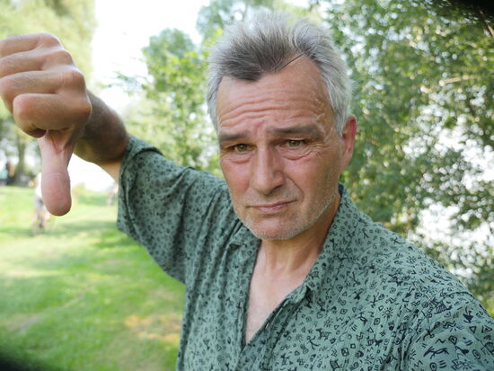 Eine leider sehr teure Näh Aktion - Nachdem meine Hose geflickt war, habe ich mein Statv an der Bank stehen lassen. Als ich zurück kam war es leider weg...