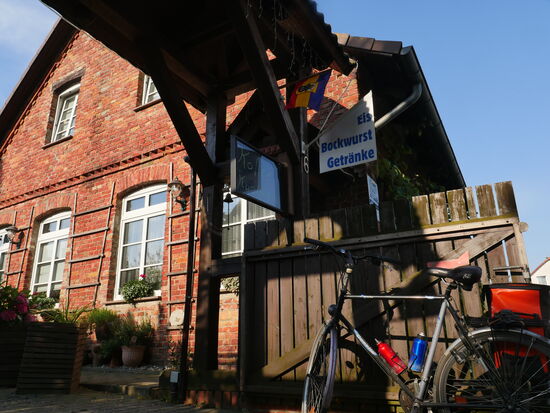 Ein typisches Überbleibsel aus vergangenen DDR - Tagen. Gartenkneipe und Imbissbude in Alt Garz. Hier habe ich leckeren Kaffee getrunken und auch der Apfelkuchen war Himmlisch!