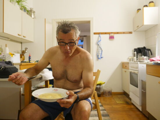 Ok, lecker geht anders. Jedoch, der Hunger treibt's rein.