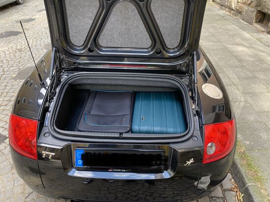 Austesten, ob die Koffer überhaupt in den Kofferraum passen�