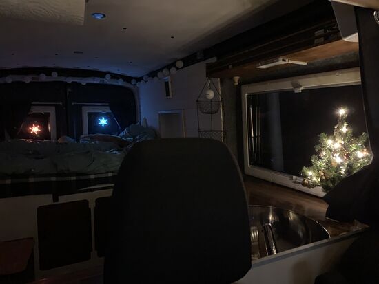 Mit Weihnachtsbeleuchtung auf der Autobahn