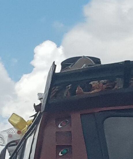 Jetzt vielleicht? Leider keine Seltenheit. Einfach oben auf dem Busdach festgeschnallt.