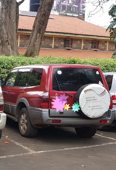 Dafür aber mit Schiebedach, das die Schulkatze gerne mal als EInstieg nutzt, um es sich auf meiner Rückbank gemütlich zu machen!