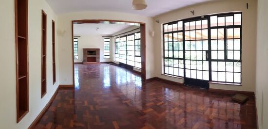 Wohn/Esszimmer (ja, den Kamin braucht man! Bald wird es kalt in Afrika!)