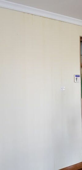 Moderne Wasserläufe an der Wand. Kommentar des Kenianers: "Not a problem, that's water. It will dry."