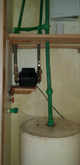 Die berühmte Pumpe. Man muss ein  bißchen hinschauen, um auf dem Bild das Wasser zu sehen, Glaubt mir - ich nicht, ich hab es plätschern gehört!!