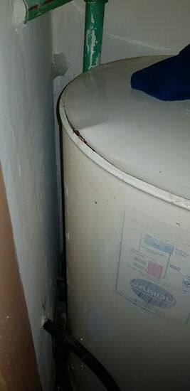 Der Deckel des Tanks ist geplatzt. Somit nun gar keine Chance mehr, irgendwo Wasser laufen zu lassen, ohne dass alles überflutet wird.