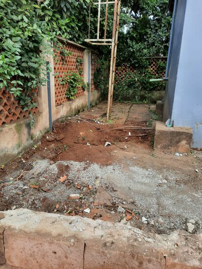 Bodentank aufgegraben, um Dünger reinzuschütten