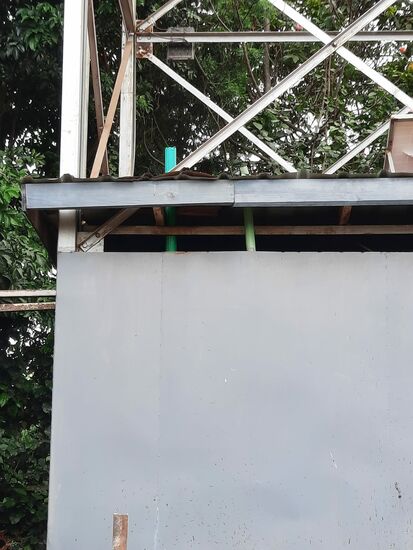 Das grüne wäre die Leitung, die mit dem Tank verbunden sein muss. Wurde mal kurzerhand abgetrennt