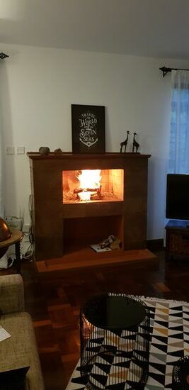 Passt nicht ganz zum Text oben...
Mein erstes Kaminfeuer! Jaaaaa, es waren 17 Grad draußen, aber es war soooo kalt drinnen! (Juli und August sind hier die "Wintermonate")