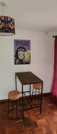 Der Affe und meine geliebten Barstühle dürfen nicht fehlen. Der Tisch wurde nach meinen Maßen handgefertigt. Könnte man in Deutschland niemals bezahlen, hier zum Schnäppchenpreis!