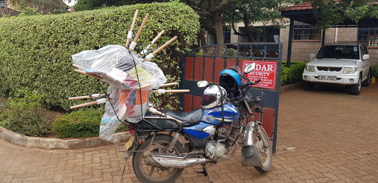 Hier gibt es kaum etwas, was man nicht mit dem Boda-Boda transportieren könnte. DREI Stühle!!