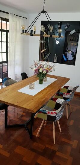 Endlich ein Esstisch und Stühle! Der Tisch ist ebenfalls maßgefertigt (ok, das war der 2. Tisch - wenn man nicht alles kleinlichst beschreibt, kommt eben nicht das, was man bestellt hat!) 
Und die heilige Absolut-Uhr musste natürlich auch wieder an die Wand!