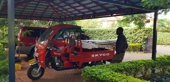 Wenn also nicht auf's Zweirad, dann mit dem Dreirad: Das Bett hat doch nicht auf's Motorrad gepasst.
