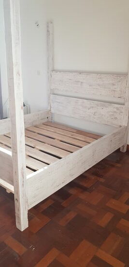 YEAH!! Endlich ein eigenes Bett! An der Straße ausgesucht und bestellt. Und es steht immer noch!