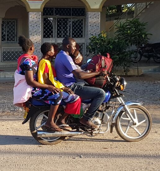 Vier Personen und ein Koffer. Manchmal sieht man aber auch noch ein Baby dazwischen geklemmt!