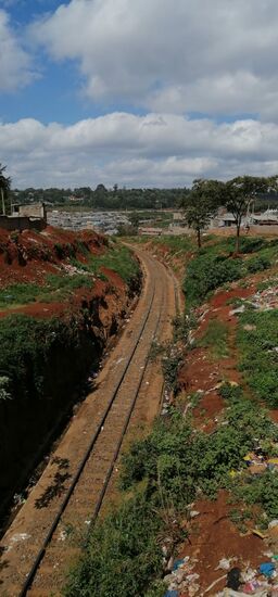 Bahnlinie  mitten durch den Slum. Fährt wohl seit Dezember wieder in 12 Std von Nairobi nach Kisumu.