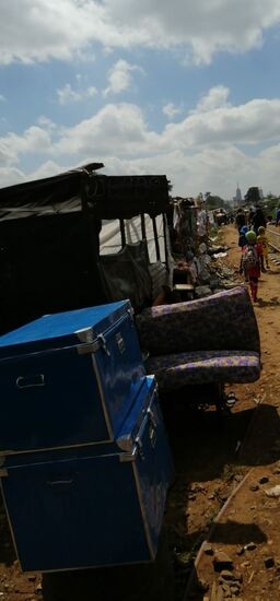 Auf dem Weg... im Hintergrund weit entfernt ein Tower aus dem Business District