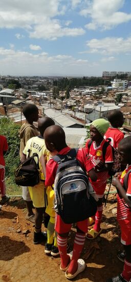 Blick von weiter oben auf einen kleinen Teil von Kibera. Die Jungs gehören zu KESA (siehe Text weiter unten)