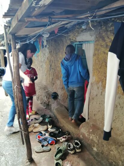 Eingang. Im "Haus" habe ich keine Fotos gemacht. Der Raum hinter dieser Tür, in dem wir herzlichst mit 8 Personen begrüßt wurden, hatte etwa 4qm (ich bin schlecht im Schätzen) und einen kleinen Nebenraum. Dort wohnt die Familie zu fünft. Es war gerade Platz für ein 2er Sofa, einen Sessel, und einen Kühlschrank.