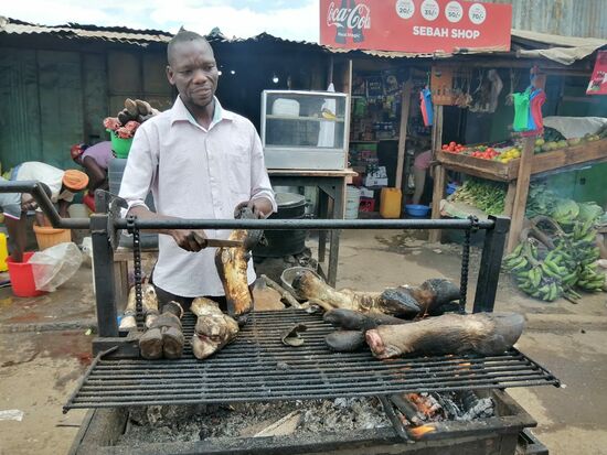 Kuhfüße. Genau erklären, ob es eine Delikatesse oder eine Resteverwertung ist, konnte der wirklich nette Herr uns es aber nicht.