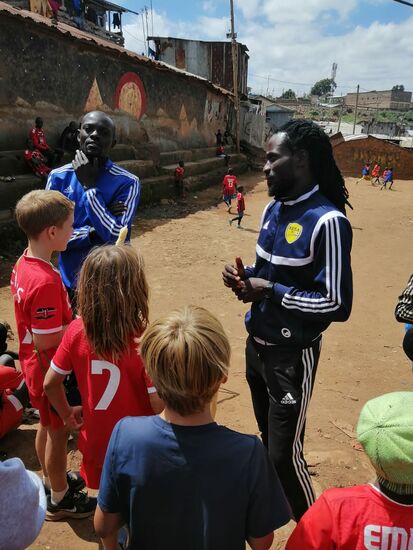 Rechts Coach Kelvin, der KESA gründete