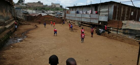 In einem kleinen Innenhof, mitten drin in Kibera fing alles an.