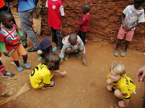 Kinder... Haben sofort angefangen zusammen Murmel zu spielen mit ganz unterschiedlichen Techniken und völlig ohne Berührungsängste.