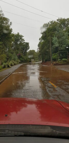 Kurzer Schauer und schon steht die Straße unter Wasser - macht aber nur Spaß, wenn keine Fußgänger da sind. Sonst macht man sich äußerst unbeliebt... (Anwesende ausgeschlossen, würde mir natürlich NIIIIIE passieren)