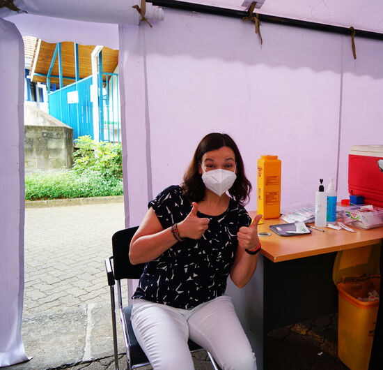 Somit könnt ihr euch vorstellen, warum ich meine Mitarbeiter sehr motiviert und diejenigen außerordentlich gelobt habe, die sich haben impfen lassen.