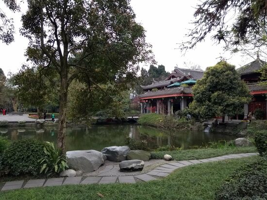 Ein erster Tempel erwartet uns bereits beim Betreten der parkähnlichen Anlage