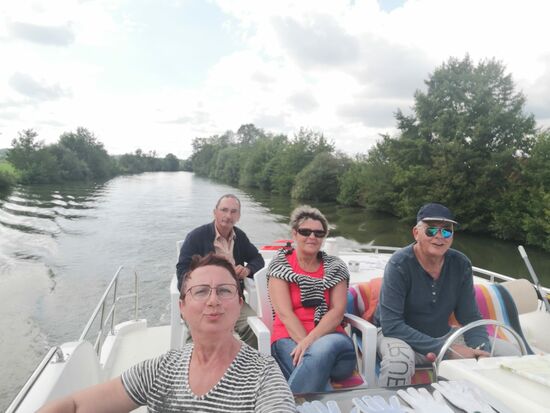 Linke Seite hinten und vorne: Nobby, Co-Kapitän, Reiseleiter und Autor dieses Reiseberichtes sowie Omalia, beide aus Basel. Rechts davon Mery und Wolfgang "Wolle", Kapitän, beide aus Deutschland (Heidelberg/Rodgau).