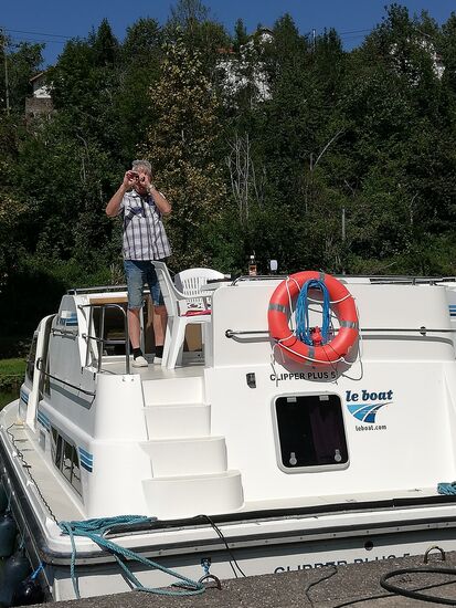 ...und Mery und Wolle waren bereits eingetroffen. Der Kapitän wartet schon ungeduldig auf die Freunde aus Basel.