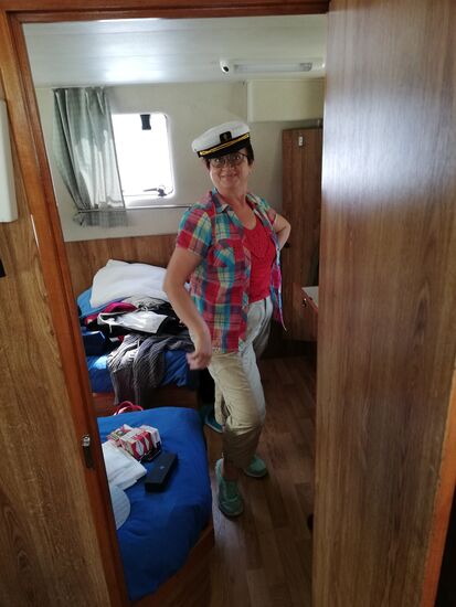 Omalia packt fleissig und fröhlich in der hinteren Kabine die Sachen aus und hat sich aus Spass die Mütze vom Co-Kapitän Nobby geschnappt.... Noch ein Tipp: Für das Gepäck nehmen Sie anstelle von Schalenkoffern lieber leicht verstauliche Taschen mit, damit Sie die Taschen gut verstauen können.