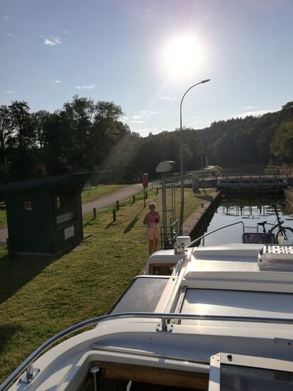 Geschafft - auch die Schleuse öffnet nun und nicht vergessen: Vor jeder Schleuse auf dem Canal des Vosges rechtzeitig die Fernbedienung in die Hand nehmen...