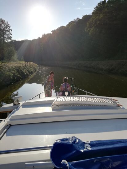Weiter geht es - langsam schippert das Boot in den Vorabendhimmel und gleitet gemütlich durch den Kanal