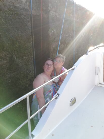 Die beiden Damen scheinen langsam Spass an den Schleusen zu bekommen...