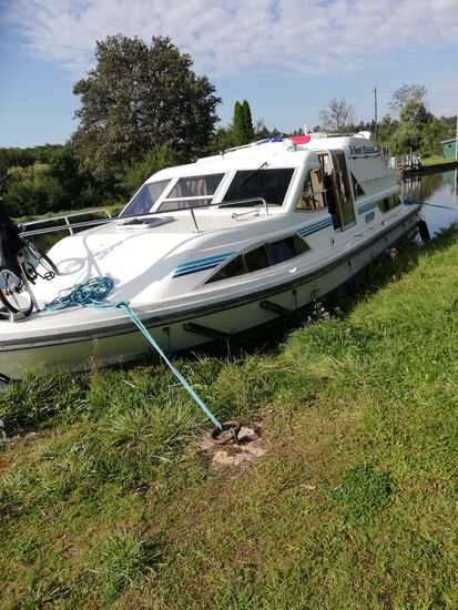 Anlegestelle Pont-du-Bois: Eigentlich war das erste Uebernachtungsziel Selles, da aber das dortige Restaurant dicht gemacht hat, wurde kurzerhand entschieden, vor der Schleuse Nr. 39 in Pont-du-Bois anzulegen. Diese Anlegestelle hat kein Wasser und keinen Strom und Platz für 2 Boote, aber da die Batterien geladen und der Wassertank gefüllt ist kann ohne Probleme auch ohne Stromanschluss angelegt werden. Der sonnige Tag neigte sich dem Ende entgegen, die Mannschaft genoss den Abend auf und unter dem Deck und die erste Nacht auf dem Hausboot war Tatsache...