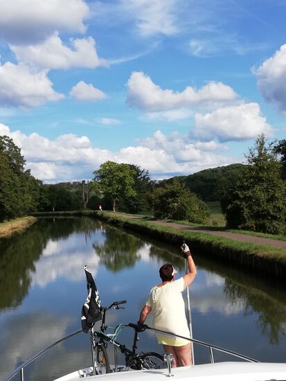Omalia wartet ungeduldig auf die nächste Schleuse und freut sich bereits auf das Mittagessen in Corre...
