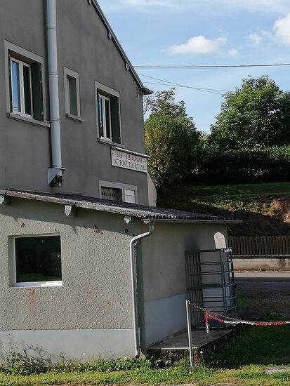 ...und wie könnte es anders sein - das im Reiseführer erwähnte Restaurant "Au Pont Tournant" hat längst dicht gemacht.