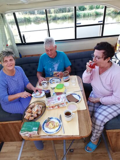 ...und der Frühstückstisch ist gedeckt. Aber dann heisst es: