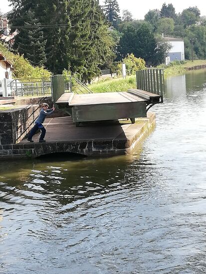 Nach der Durchfahrt wieder Handarbeit: Die Brücke muss geschlossen werden