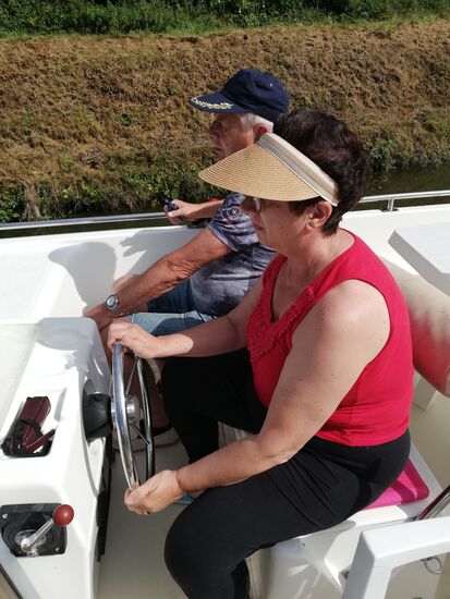 Während der Fahrt bis Corre wagt sich auch mal Omalia ans Steuer - ohne Probleme und ganz ruhig...