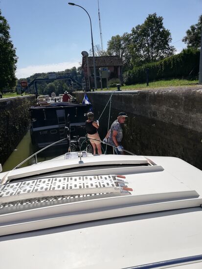 Schleuse Nr. 46 war defekt - warten in der Schleuse und schön die Leinen halten. Kurz darauf kam der Techniker der Schleusen und hat das Problem gelöst....