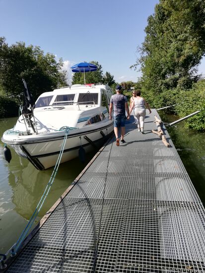 Boot angelegt, Stromkabel angeschlossen - jetzt geht es ins Restaurant !