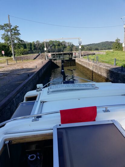 Vor der Schleuse die Stange drehen, dann langsam in die Schleuse einfahren, Leinen an die Pollen...