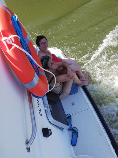 ...und Mery und Omalia haben sich bereits ein neues Plätzchen ausgesucht, um die Fahrt zu geniessen.