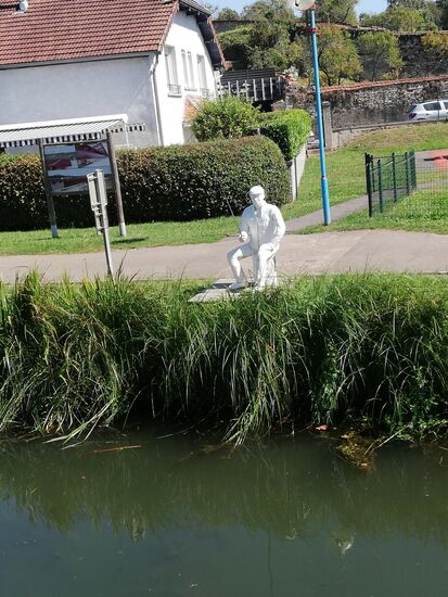 Beim Einfahren nach Port-sur-Saône werden die Bootsfahrer von einem Angler begrüsst...