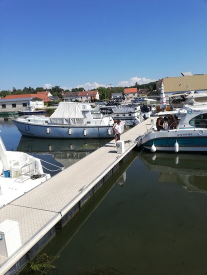 ...und im Port de la Maladière ist noch ein Plätzchen am Steg frei. Das Abendessen geniessen die Bootsfahrer im Restaurant am Hafen - der aufmerksame Leser hat hoffentlich den Hinweis gemerkt: Nach Corre bereits der zweite Hafen mit Restaurant....